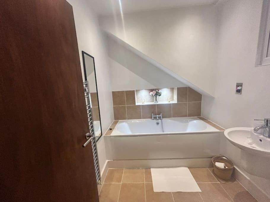 Peaceful 2-Bedroom Haven Peterborough Ngoại thất bức ảnh